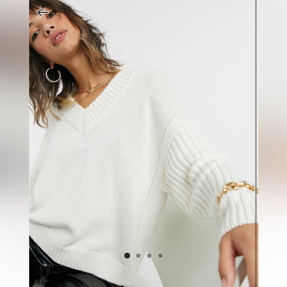NWOT Women’s ASOS V Neck Sweater Ribbed Sleeves Size US 2 Cream Small